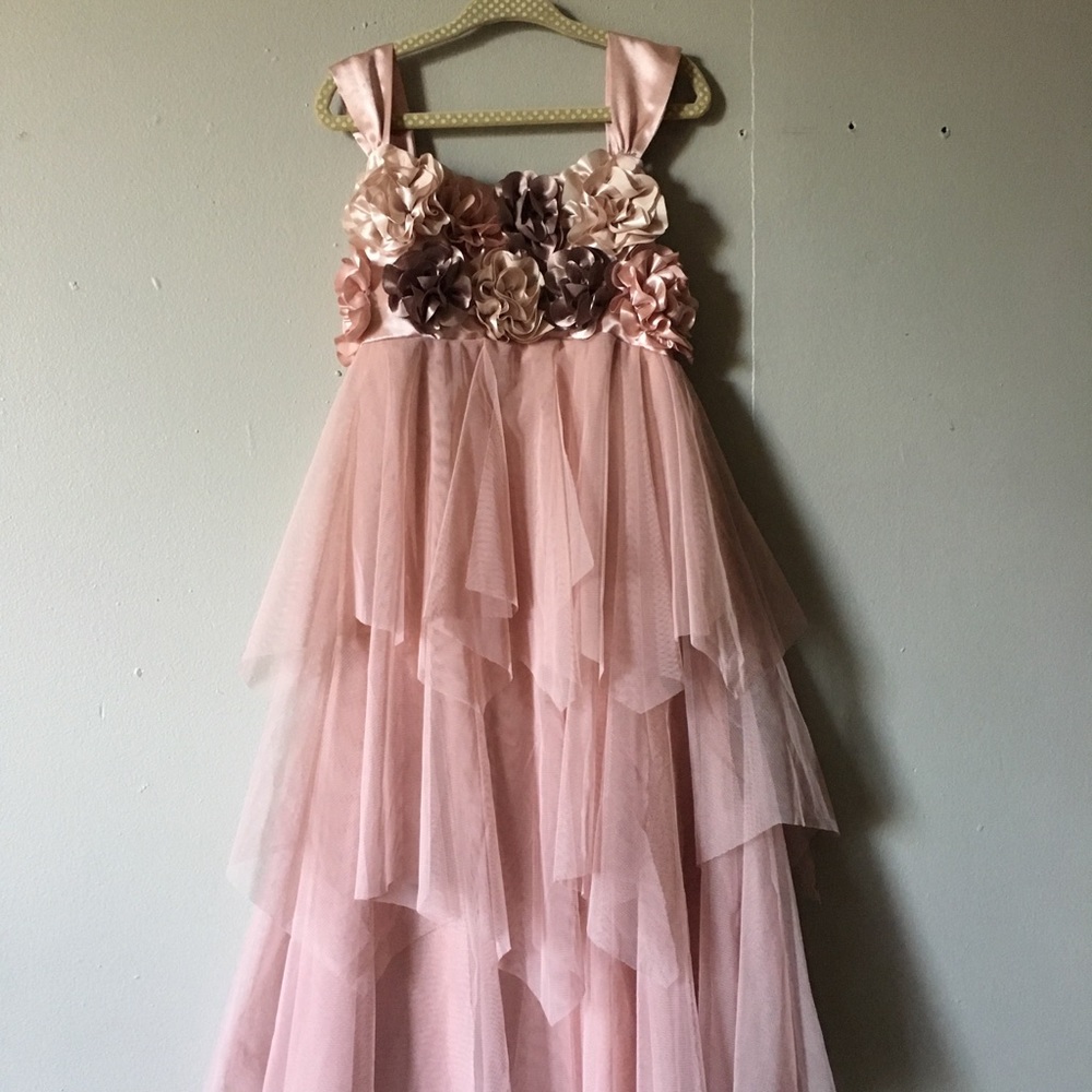 Beautiful dress with rosettes